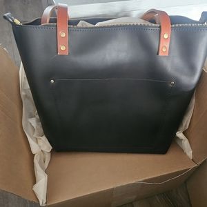 Portland leather goods Large zip tote in Black with 🦄 tandles.New. Smooth black